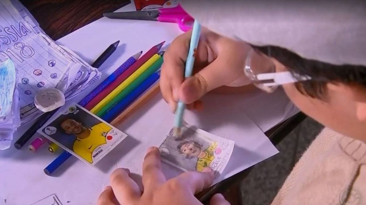Un niño de ocho año dibuja sus propios cromos del Mundial de Rusia porque no tiene dinero para comprarlos Un niño de ocho año dibuja sus propios cromos del Mundial de Rusia porque no tiene dinero para comprarlos