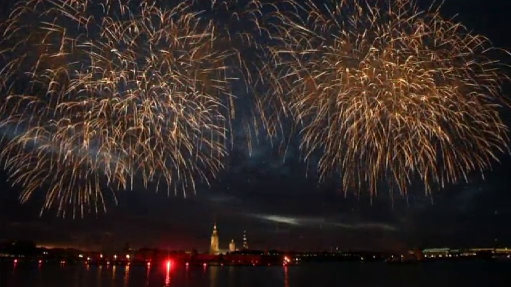 San Petersburgo celebra el final del curso escolar con un castillo de fuegos artificiales