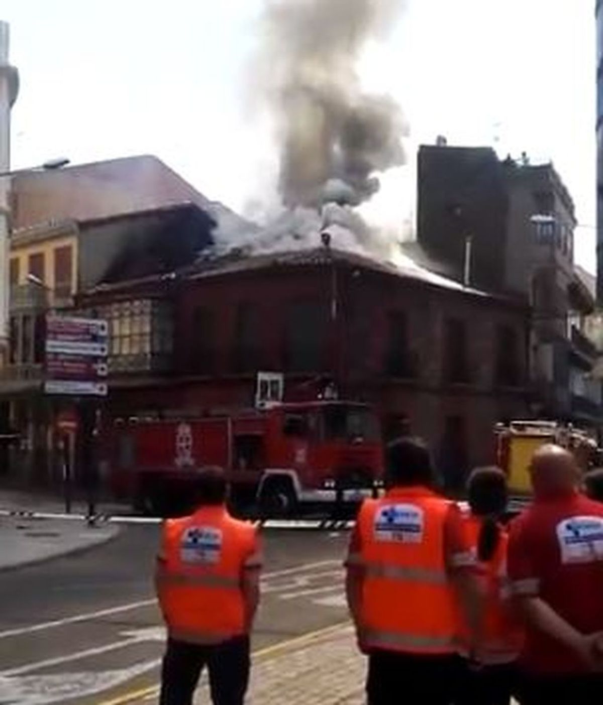 Una explosión y un incendio en un edificio obligan a desalojar varias viviendas en León
