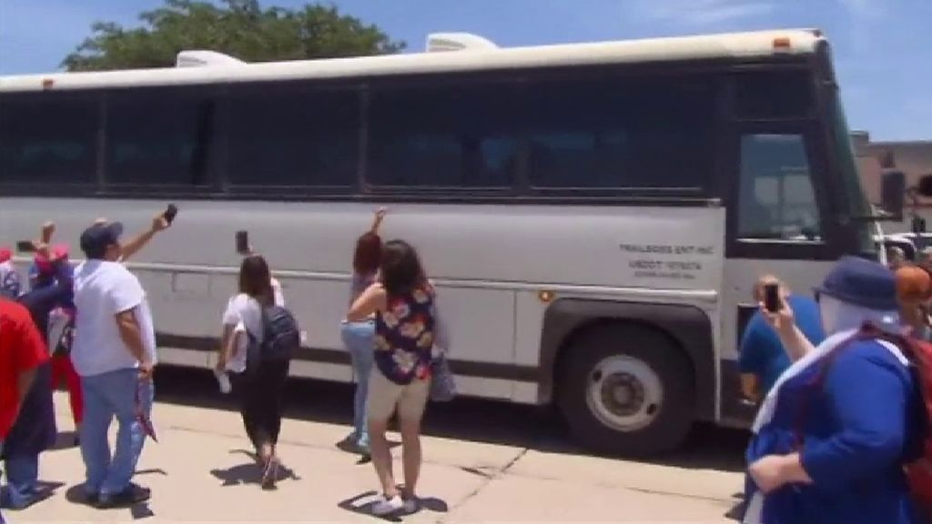 Manifestantes intentan detener un autobús de niños en la frontera de Estados Unidos y México