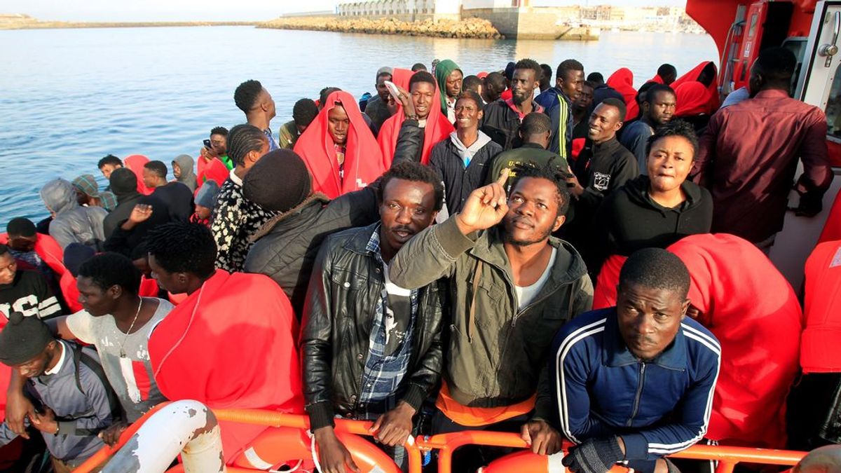 Trasladan a costas andaluzas a casi un millar de migrantes rescatados desde el sábado