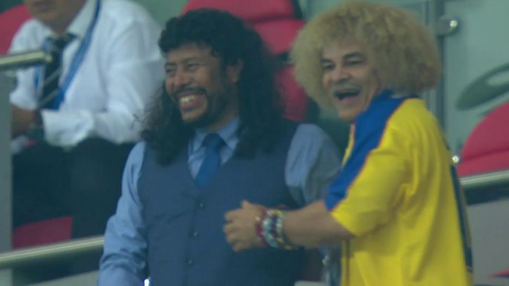 René Higuita y Carlos Valderrama celebran la victoria de Colombia frente a Polonia desde la grada