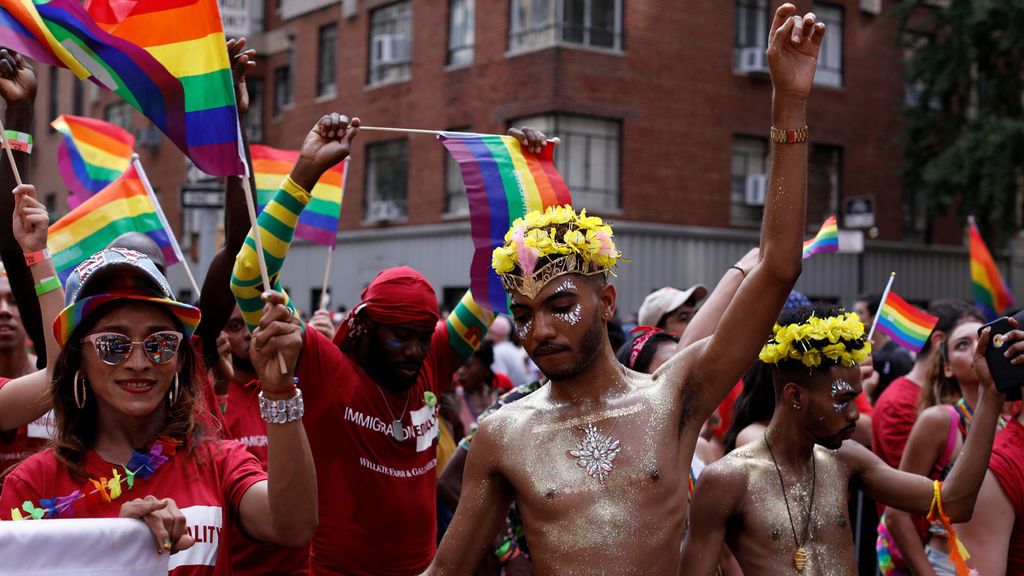 Marcha multitudinaria del orgullo gay en Nueva York por el derecho a las diferencias