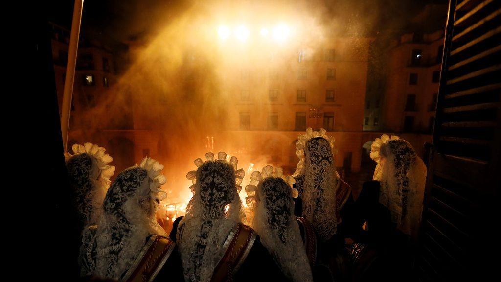 La Nit de la Cremà cierra la fiesta de las hogueras en Alicante a ritmo de charanga