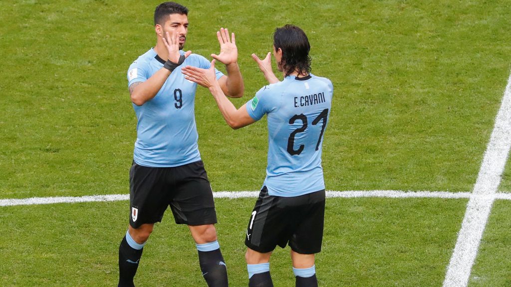 Luis Suárez y Cavani, dos ejemplos de delanteros completos: marcaron y se movieron por todo el campo