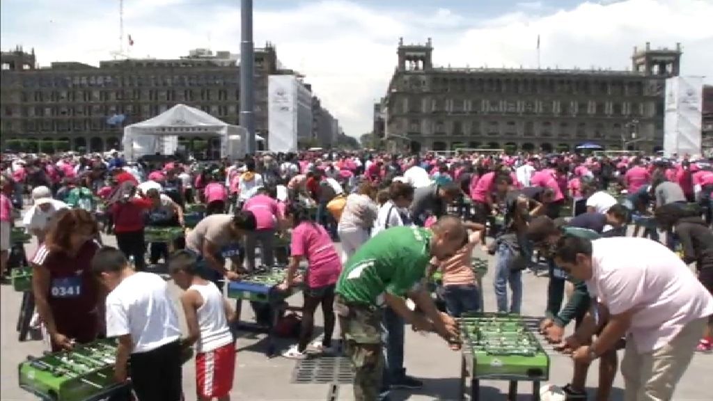 México bate el récord Guinnes de futbolín: 1.083 jugadores simultáneos