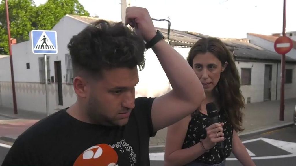 'El Prenda' sale corriendo al ser preguntado por varios periodistas en su barrio de Sevilla 'El Prenda' sale corriendo al ser preguntado por varios periodistas en su barrio de Sevilla