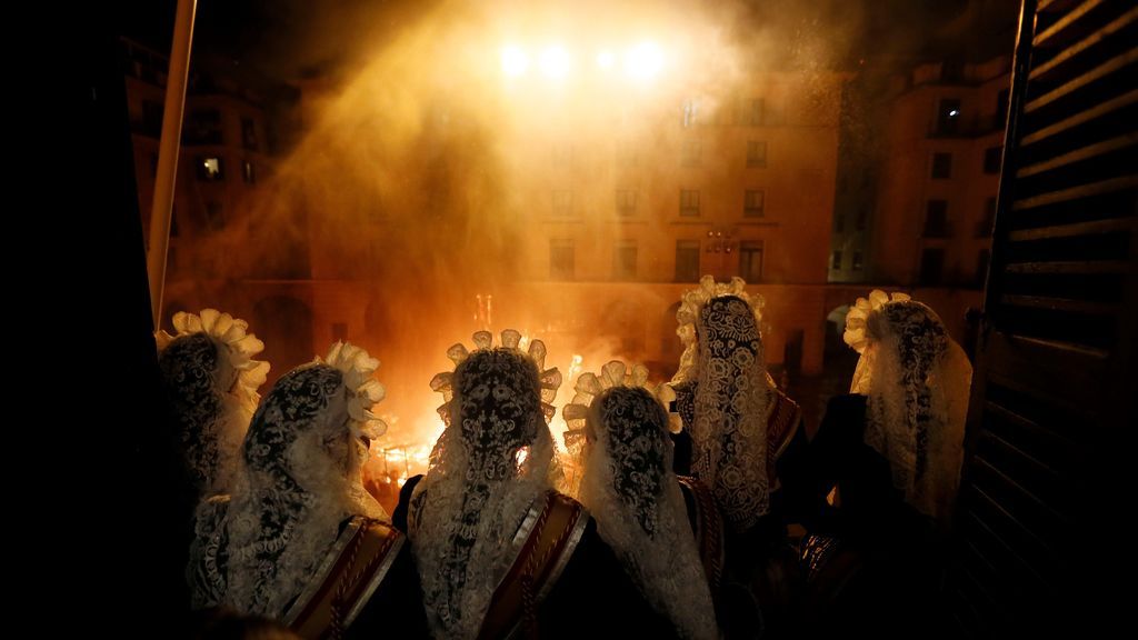 La Nit de la Cremà: arden más de 100 monumentos en el 90 aniversario de las fiestas