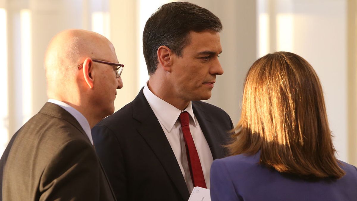 El presidente del Gobierno, Pedro Sánchez, junto al director de los servicios informativos de TVE, José Antonio Álvarez Gundin, y Ana Blanco, antes de dar comienzo la entrevista que le hizo La 1 el 18 de junio.