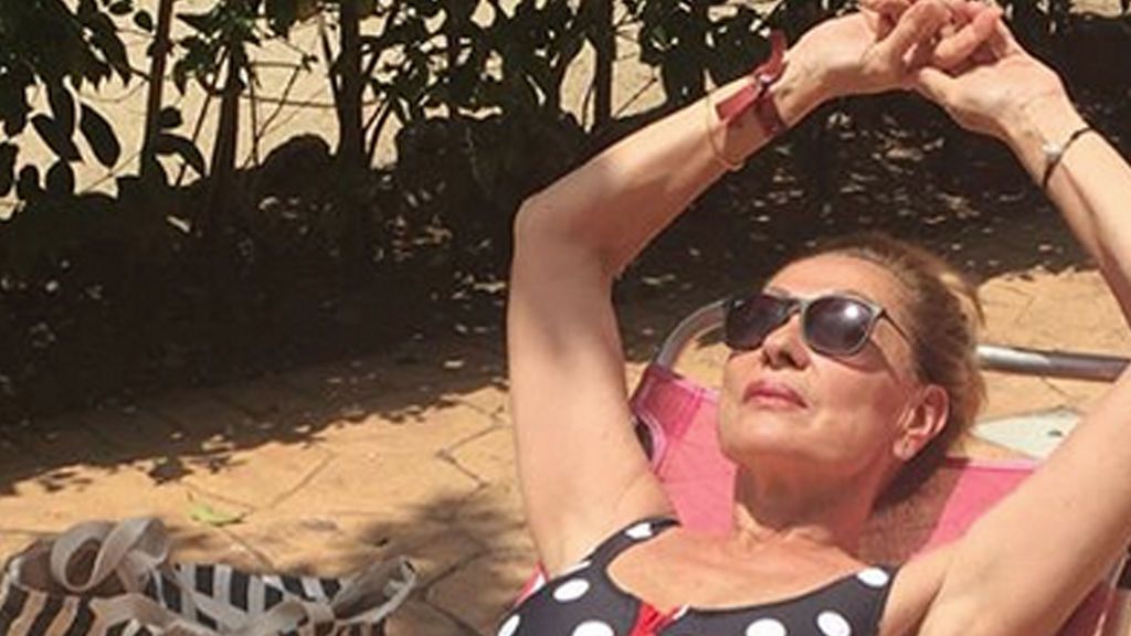 ¡Se apunta a la moda! Rosa Benito luce el espectacular bañador diseñado por Anabel Pantoja