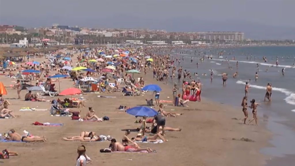 Las playas se llenan por el calor, pero en otras ciudades no se soporta