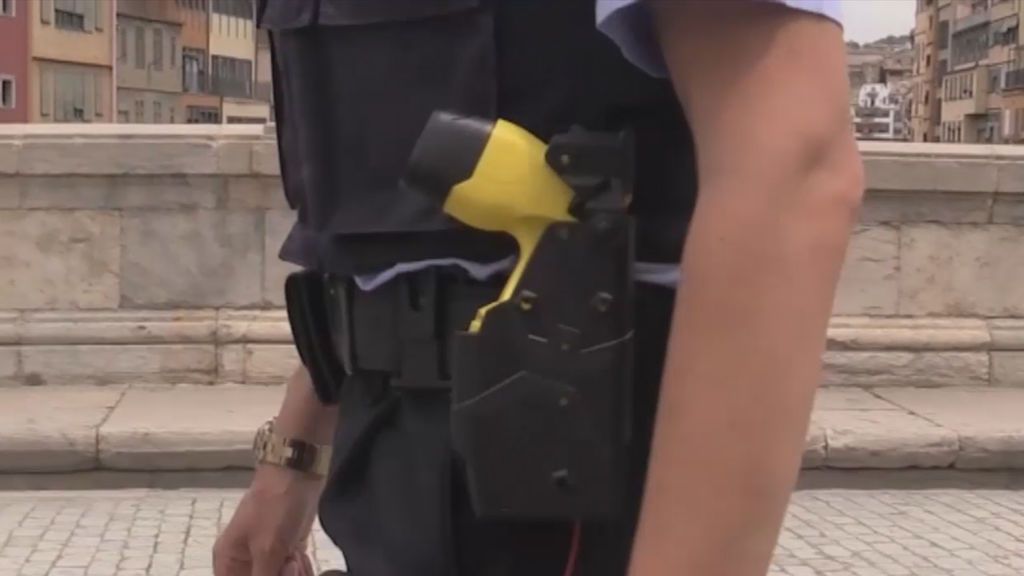 El nuevo 'kit' de los Mossos en Girona: una pistola Taser y un desfibrilador