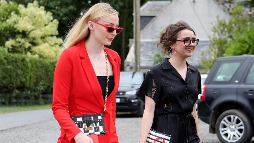 Sophie Turner (Sansa) y Maisie Williams (Arya).