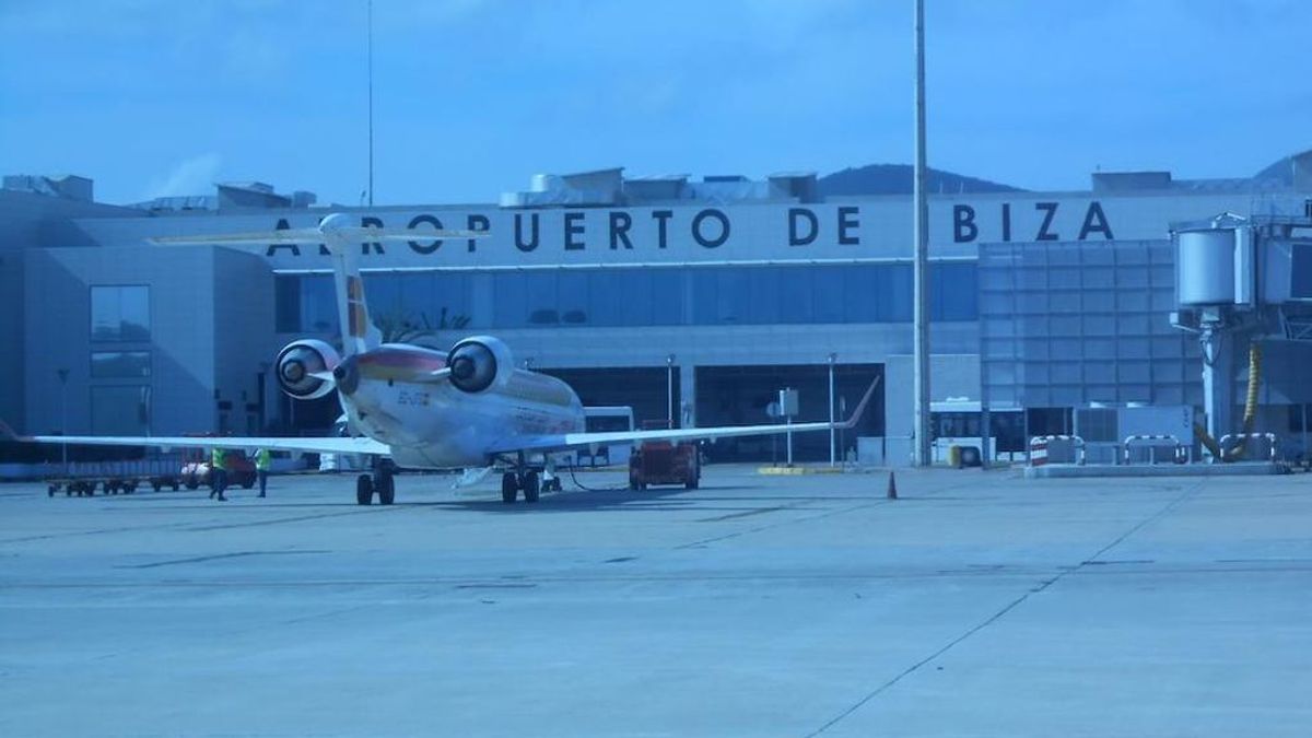 Un pitbull en la pista de aterrizaje de Ibiza obliga a desviar una docena de vuelos