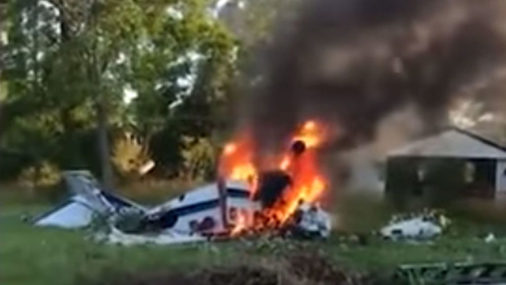 Sale de una avioneta en llamas en la que murieron su padres al estrellarse en Detroit