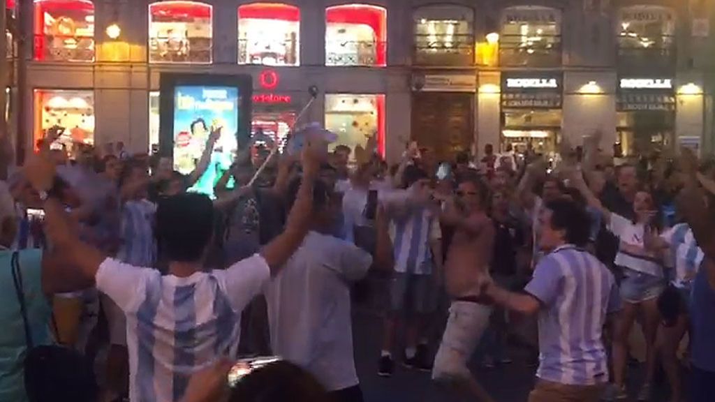 Cientos de argentinos toman la Puerta del Sol y desatan la locura tras el pase a octavos