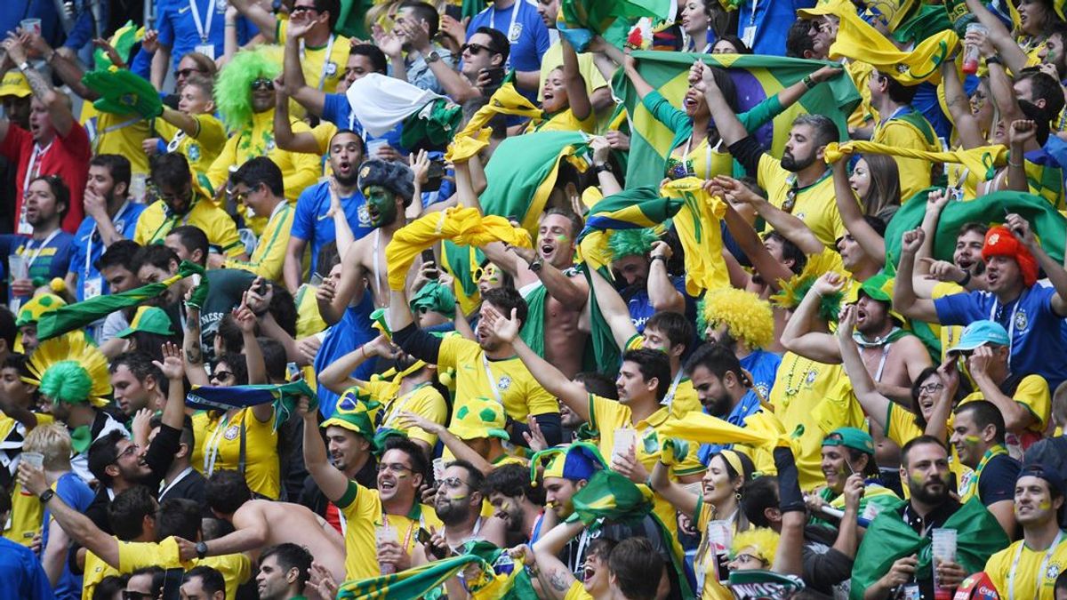Un aficionado ayuda a un amigo ciego a seguir todas las jugadas de Brasil en el Mundial