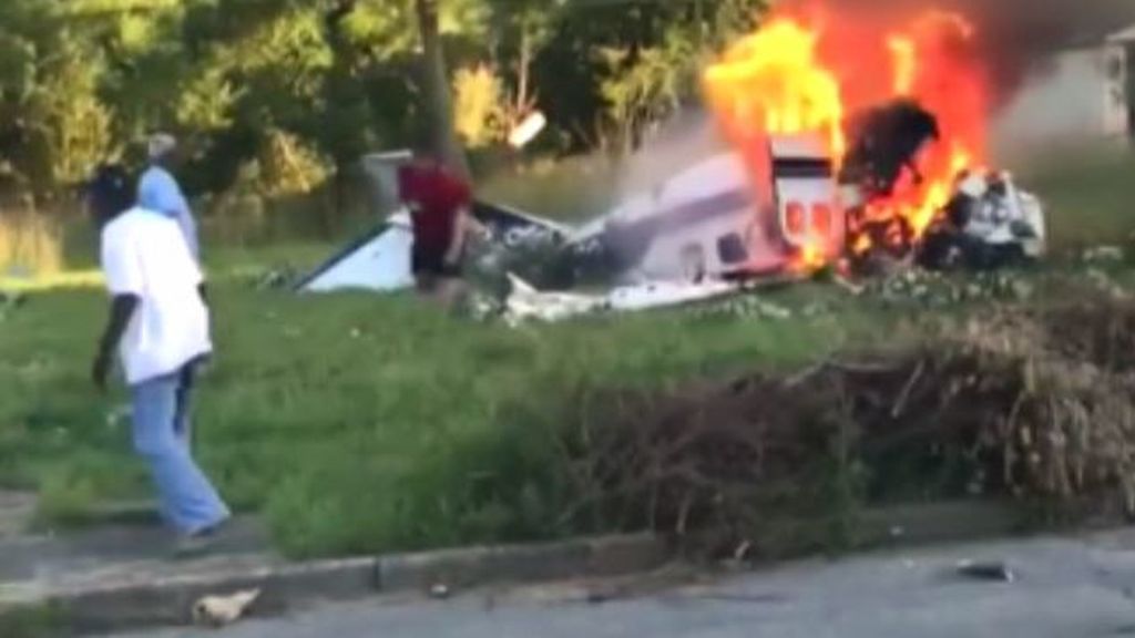 Sale por su propio pie de una avioneta en llamas estrellada contra el suelo