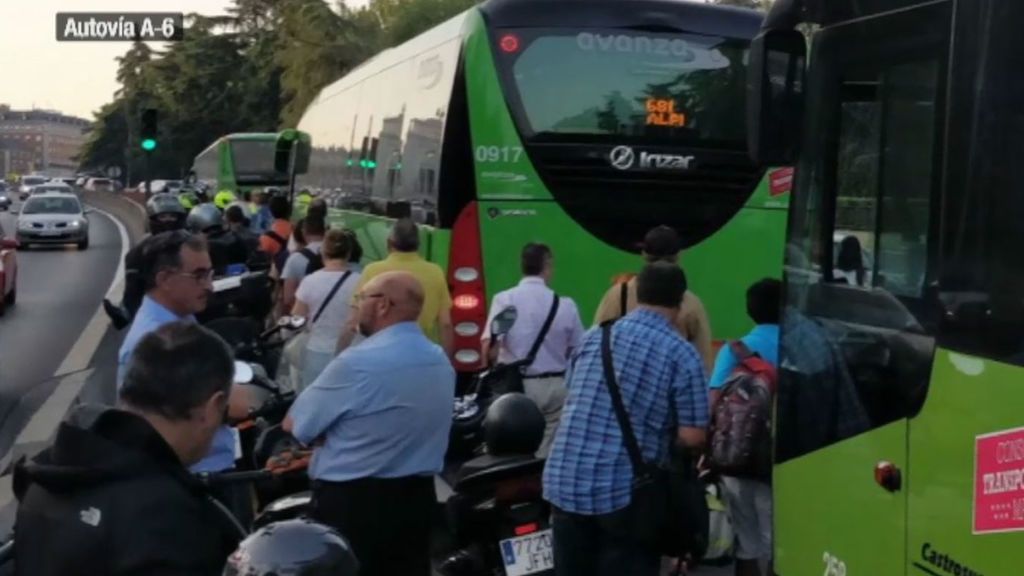 Caos en el carril bus VAO de la A-6 por la avería de un coche