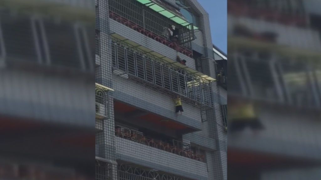 Rescatan a un niño colgado por la cabeza de un quinto piso en Taiwán
