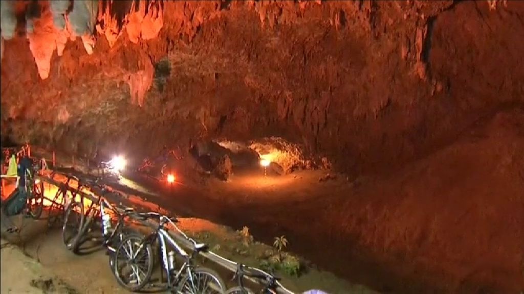 Buscan a un equipo juvenil de fútbol que están atrapados en una gruta en Tailandia