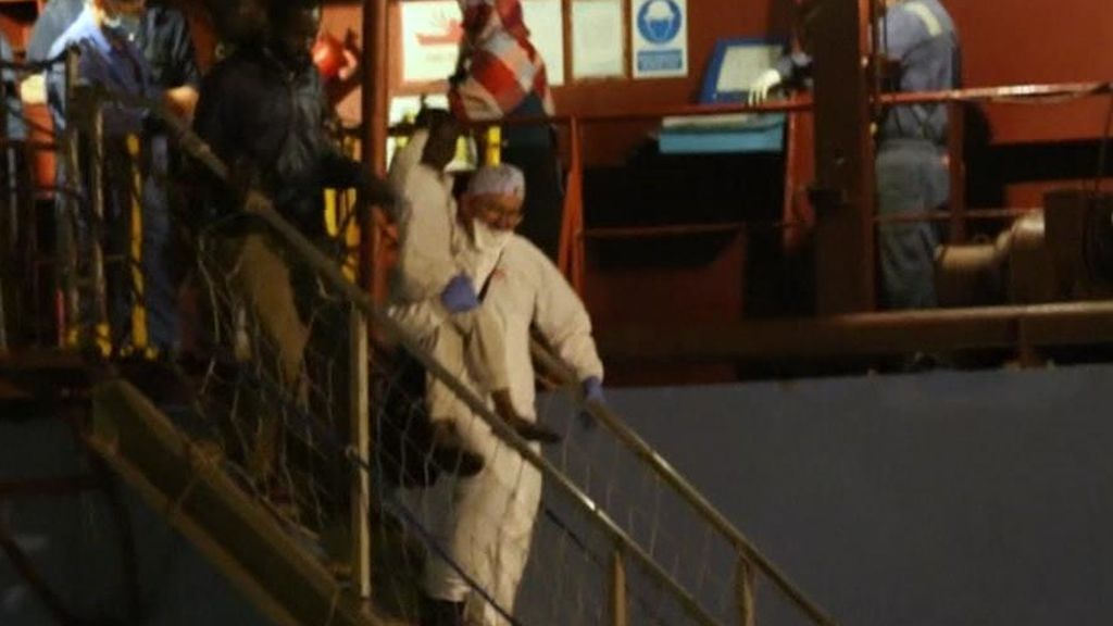 El 'Alexander Maersk' atraca en Italia con 108 inmigrantes