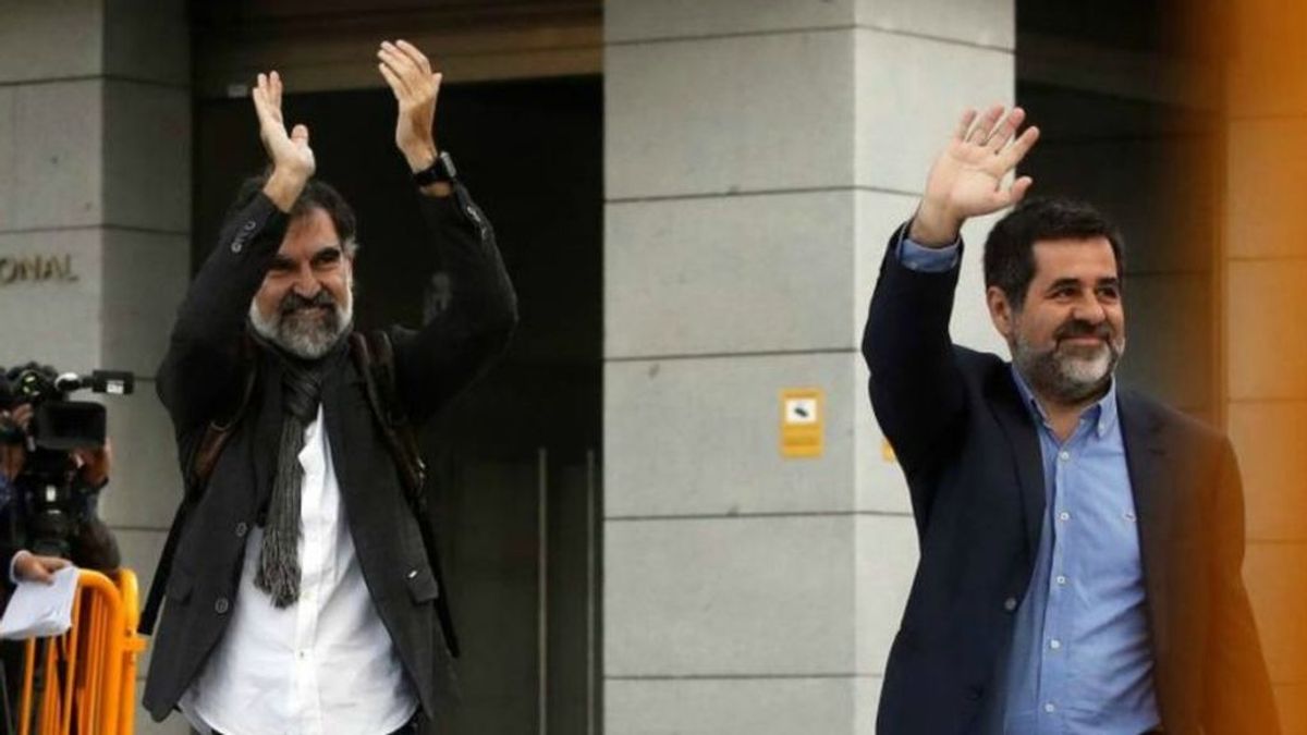 Iglesias pide la libertad de los políticos catalanes presos tras visitar a Cuixart y Sànchez