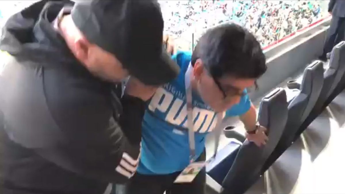 Maradona se desvanece tras el Nigeria - Argentina y le tienen que llevar a una sala para que se recupere