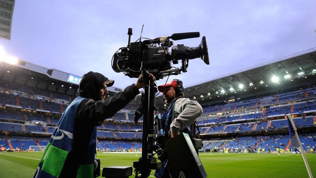 Operadores de cámara, durante un partido de la Liga en el estadio Santiago Bernabéu.