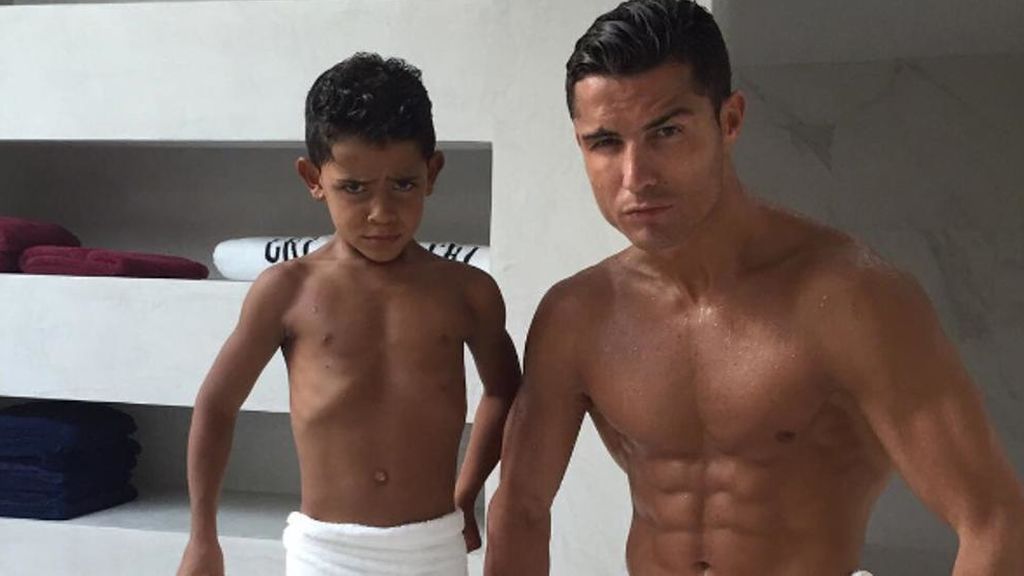 Cristiano Junior se hace su primer tatuaje en el antebrazo izquierdo