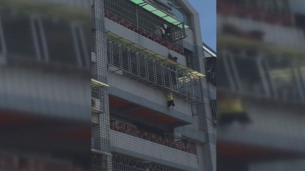 Un hombre rescata a un niño de 4 años atrapado por la cabeza en un balcón en Taiwán
