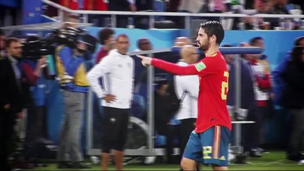 El gesto de Isco a un miembro de seguridad del estadio advirtiéndole del lanzamiento de botellas