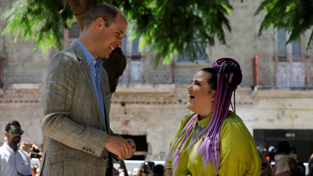 El príncipe Guillermo saluda a Netta durante su viaje a Israel