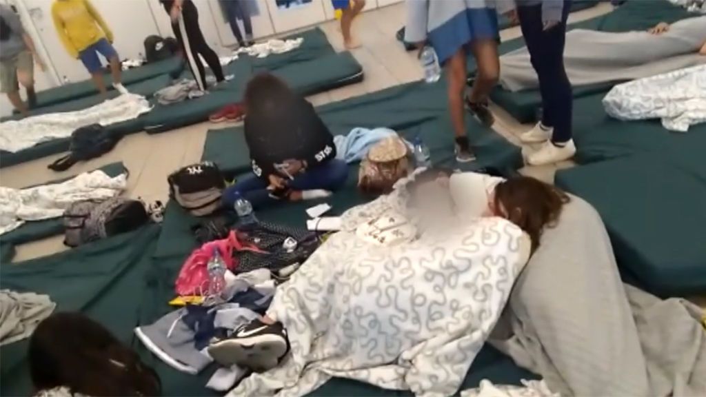 Cancelan su vuelo y 55 menores tienen que dormir en colchonetas en pleno aeropuerto