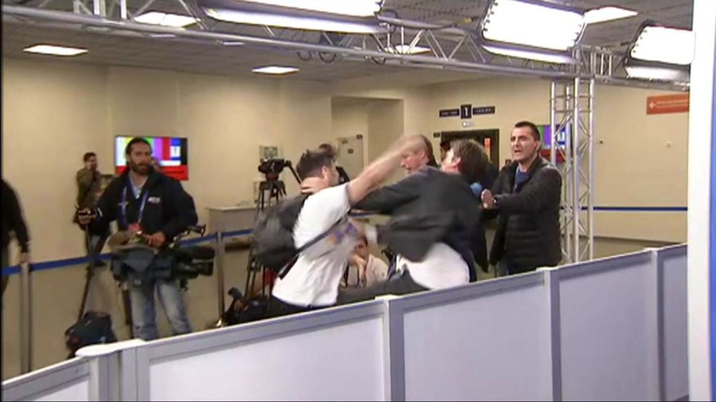 La lamentable pelea entre dos periodistas en la zona mixta del Nigeria - Argentina