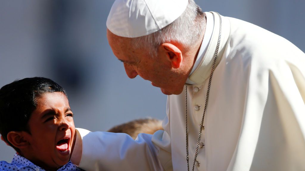 El Papa Francisco bendice a un niño