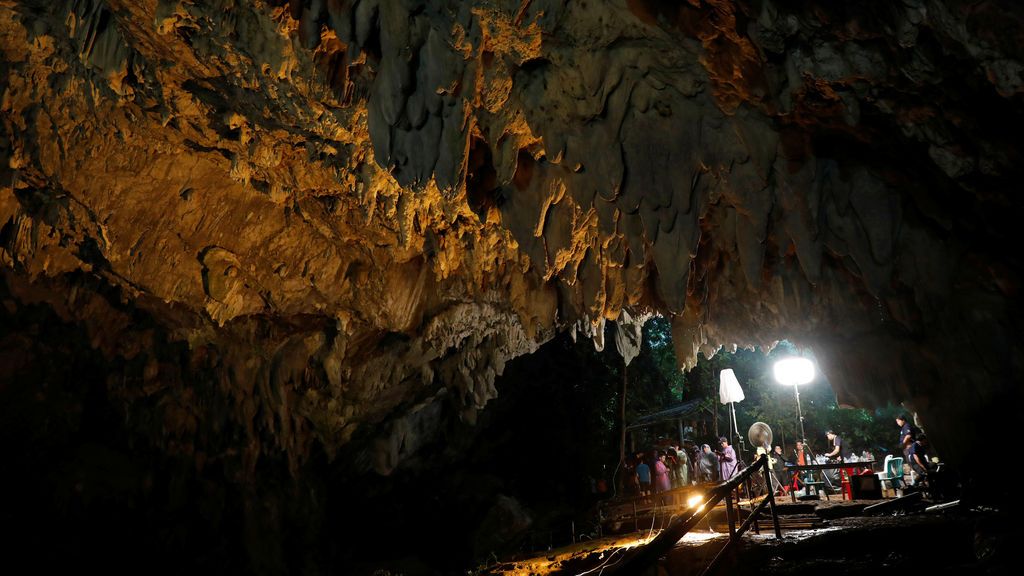 Búsqueda desesperada de 12 jóvenes futbolistas en una gruta de Tailandia