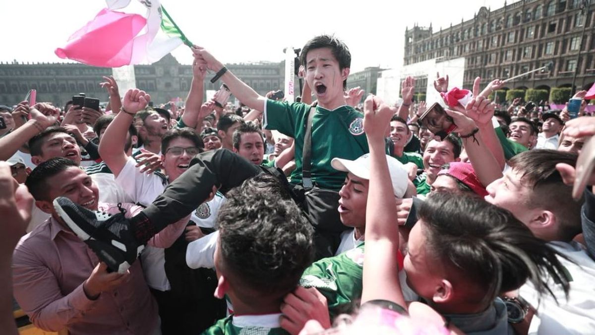 Aficionados mexicanos cantan a hinchas coreanos agradeciendo su victoria sobre Alemania: 'Coreano, hermano, ya eres mexicano'