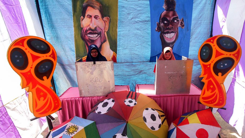 Mesa de votación con ambiente de Mundial