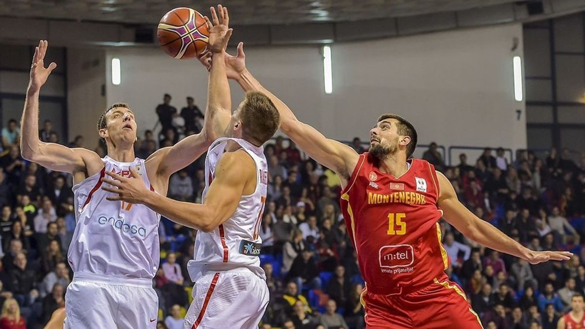 Fran Vázquez y Xavi Rabaseda pelean un rebote al jugador de la selección de Montenegro de baloncesto, Filip Barovic.