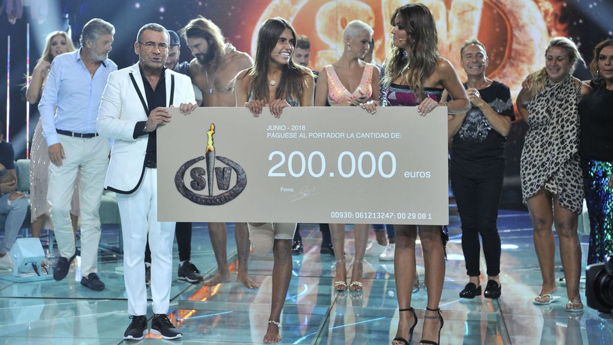 En primer plano, Sofía Suescun recibe de manos de Jorge Javier Vázquez y Lara Álvarez el cheque de ganadora de 'Supervivientes 2018'.