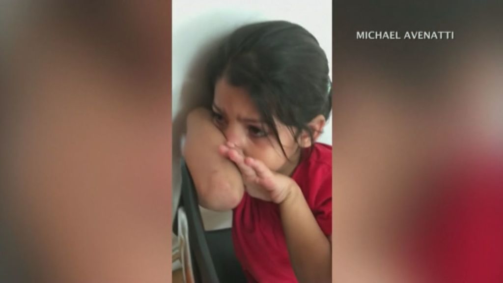 Las lágrimas de una niña separada de sus padres en el interior de un centro de acogida de EEUU