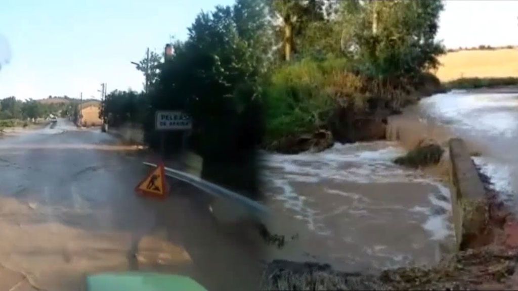 Las impresionantes lluvias en el norte de Castilla y León desbordan arroyos y anegan las carreteras