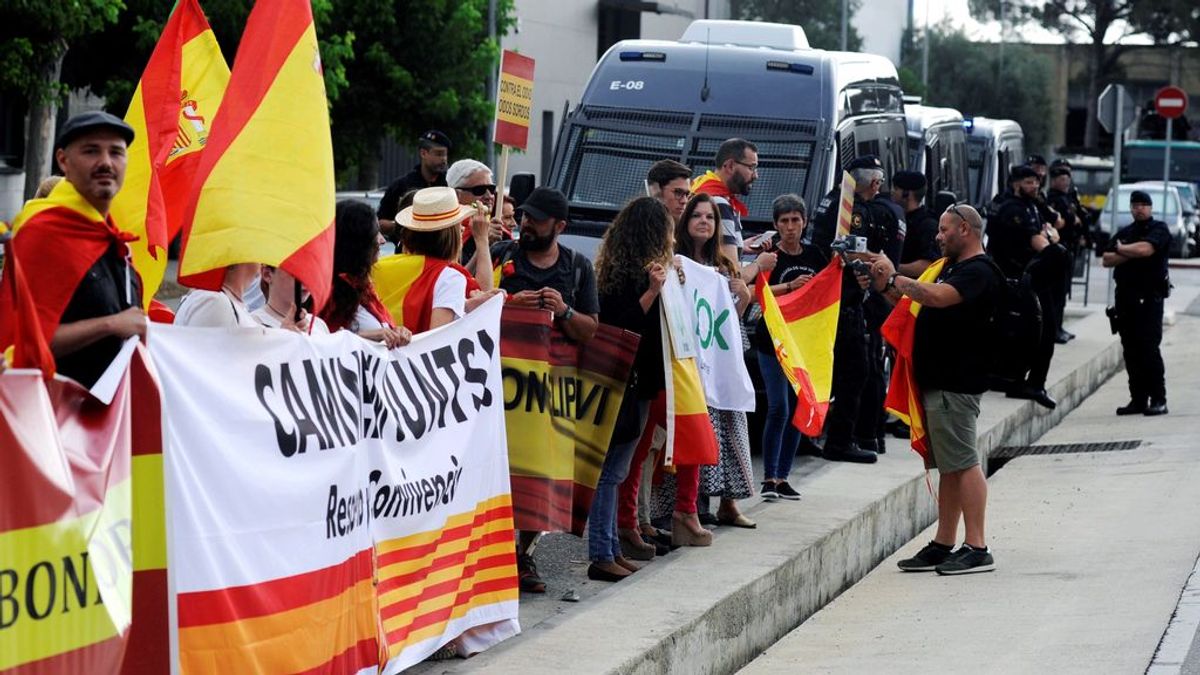 Concentraciones a favor y en contra de la presencia del Rey en Girona