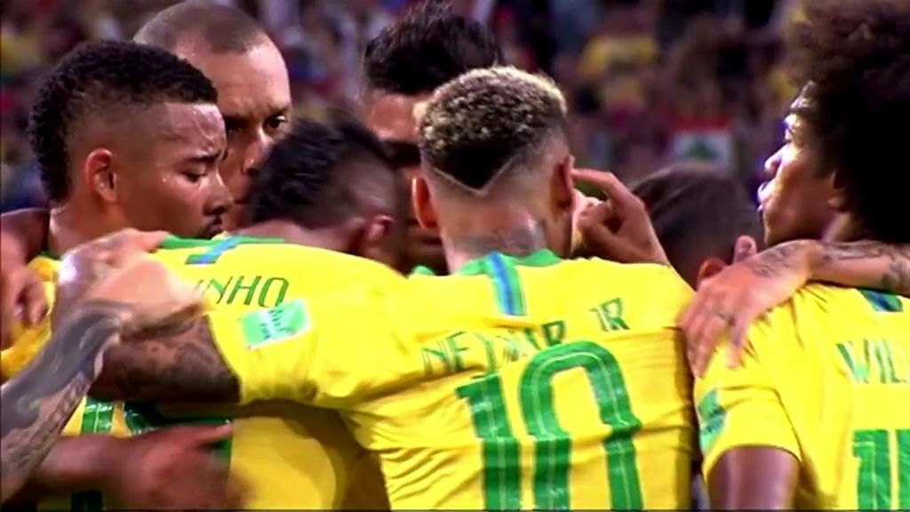 Neymar pide cabeza a sus compañeros en la celebración del gol de Paulinho a Suiza