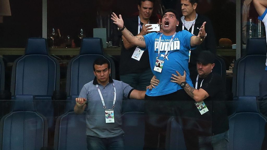 Maradona reaparece tras su vergonzosa imagen en el partido de Argentina: “Estoy perfecto, nunca estuve mejor…”