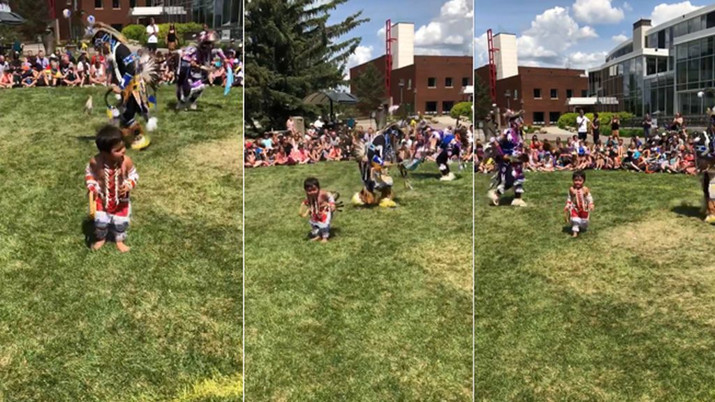 La graciosa danza de un niño de 2 años disfrazado como un líder espiritual indígena