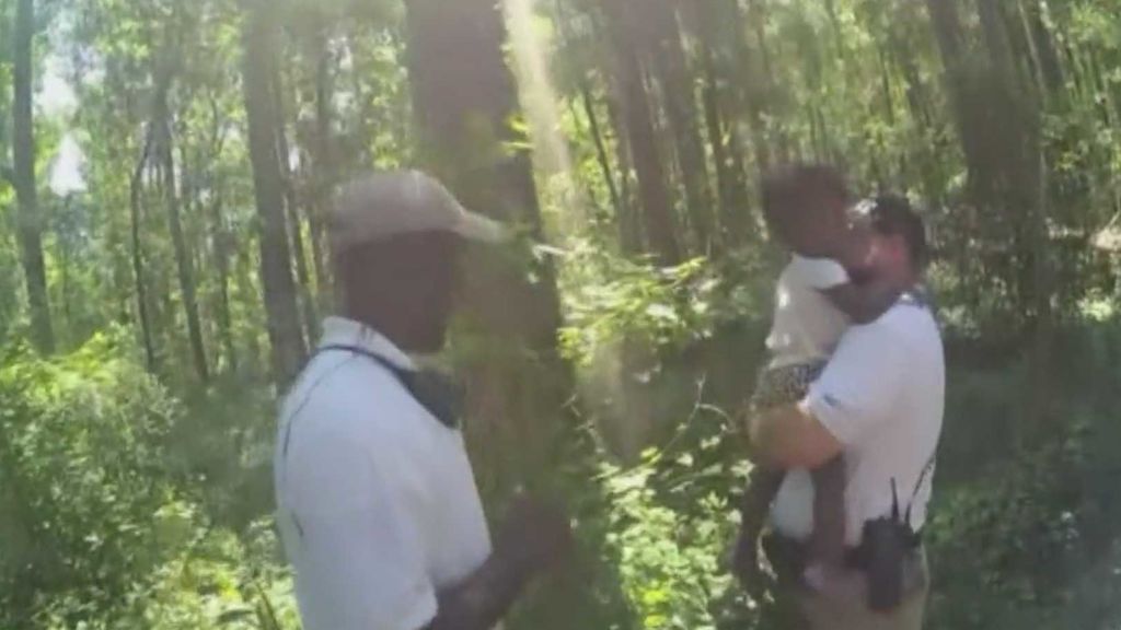 Con dos años desaparece de su casa y la encuentran desorientada en un bosque