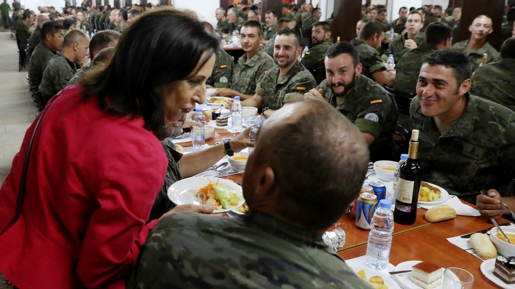 Robles visita a los militares en el Líbano en su primer viaje al exterior