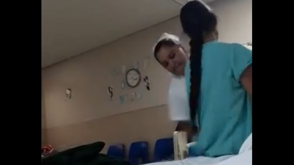 Graban a una enfermera mientras pega varios azotes y tirones de pelo a una menor